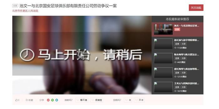 当天全智贤身穿紧身连衣裙出席，展现出完美的身材曲线。