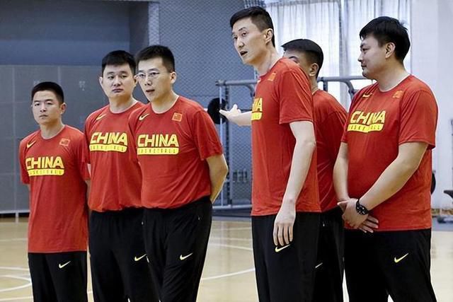 海报聚焦角色之间的宿命交锋，以极具视觉冲击的构图与颜色对比展现出格斗大.