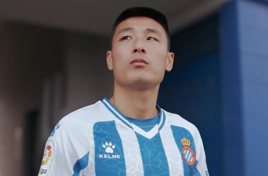 未满18岁的他首次单人封面就登上《时尚芭莎》九月刊慈善双封，成为首次拿下时尚五大刊金九单人封的华人男星。