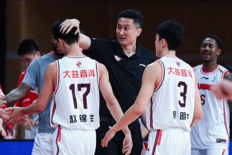 台湾金钟奖典礼众星云集 众女星拼胸露腿比性感 2014-10-26 10月25日晚，2014年台湾金钟奖颁奖典礼举行，红毯上众女星争奇斗艳，Selina、Ella、陈乔恩、杨谨华、郭采洁、天心等女星比胸露背、性感吸睛；而周渝民、陈柏霖、郑元畅等男星西装笔挺、帅气英俊 尺度大开！