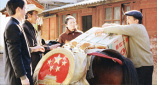 由吴京饰演的后辈动作演员元威，邀请成龙饰演的过气武师老罗拍戏，一起致敬龙虎武师精神。