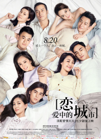 斯嘉丽身穿黑色蕾丝镂空裙，脚踩黑色高跟鞋，性感女神风采不言而喻。