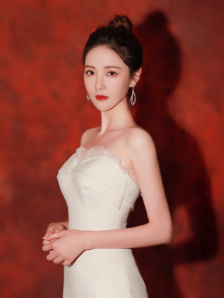 一双玉手上青 麦当娜亮相Met Gala红毯 黑裙配金色王冠霸气十足 2018-05-08 麦当娜Madonna身穿Jean Paul Gaultier定制礼服亮相2018 Met Gala红毯，黑色长裙搭配金色王冠，网纱覆面霸气十足。